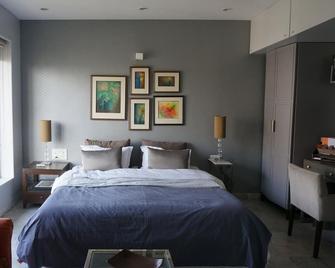 South Mumbai airy bedroom in a beautiful location - Bombay - Habitación