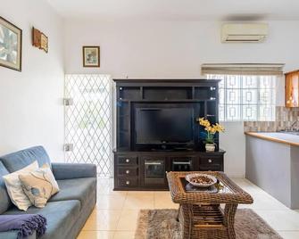 Lovely 1-Bed in Montego Bay-Rose View Apartment - Montego Bay - Pokój dzienny