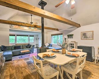 Cozy Creekside Cabin ~ 9 Mi to Red Rocks Park! - Morrison - Comedor