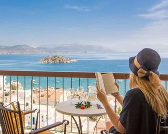 John & George - Tolo - Balkon