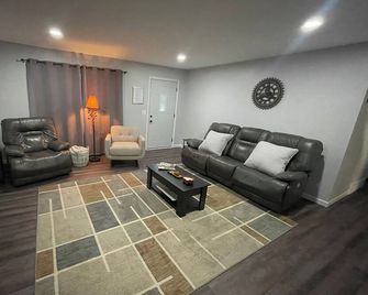 Hill-top Hide-away! Remodeled 3-bedroom house in the Birch Run/Frankenmuth area - Birch Run - Living room