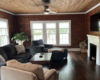 Blue Oak Haven in the heart of Lufkin, TX is stylish, updated, and roomy. - Lufkin - Stue