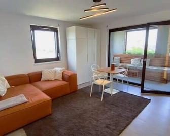 Apartment for 2 Easy access and great views! - Strasbourg - Salon