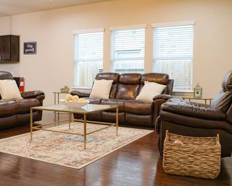 Home In The Heart Of Alvin! - Alvin - Wohnzimmer
