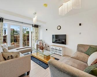 Pass the Keys Elegant 3-Bed House in Baguley - Close to the Airport- Perfect for Families & Groups - Sale - Living room