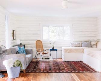 Demilune Lodge - Serene cabin with hot tub - Milford - Living room