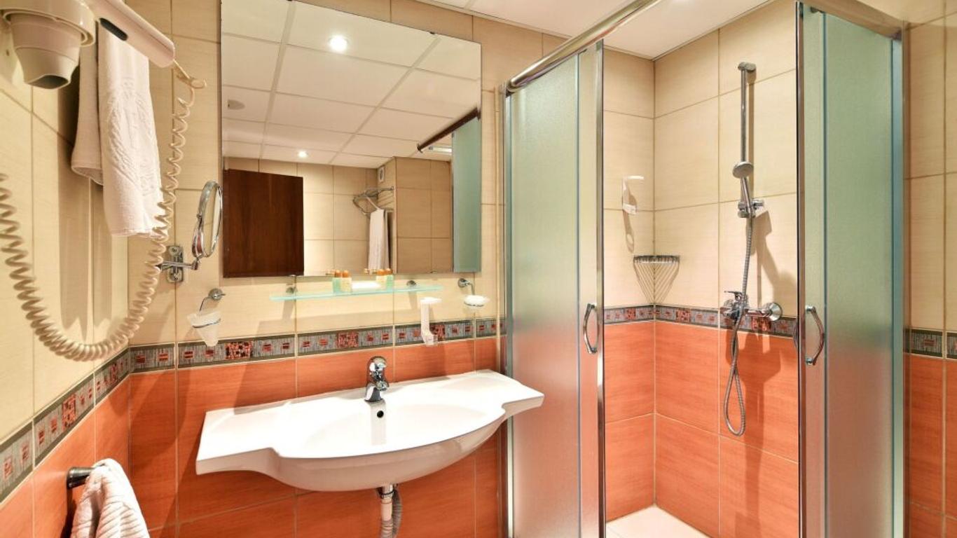 Estreya Palace & Residence