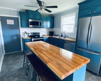 Truly Charming Getaway - West Columbia - Kitchen