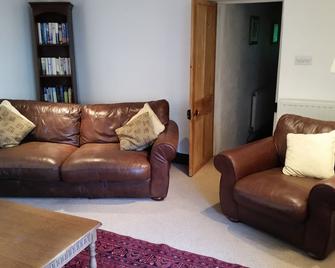 Traditional Charming Cottage Above Sandy Beach - a welcoming Family Holiday Home - Tintagel - Living room