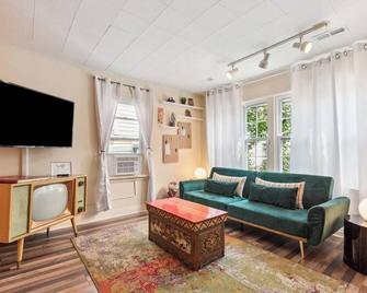 Oak Park Il · Charming Retro 2br Cottage/Train/Laundry/Free Pkg - Oak Park - Living room