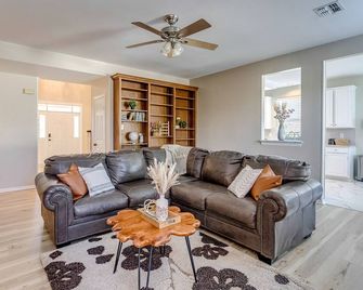 Big family-sized lovely traditional house. 14 minutes to DFW Airport! - Lewisville - Living room