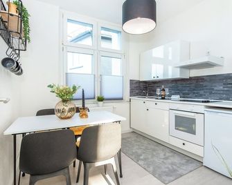 Stylish apartment for 4 | 10min. to the trade fair | 5min. to the city center - Essen - Kitchen