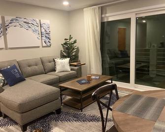 Sandpeddler Inn & Suites - Wrightsville Beach - Living room