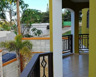 Comfortable and Secure Apartment - Petionville - Balcón