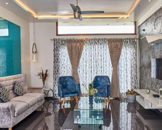 The Jazminn - Glass Apartment - Bengaluru - Living room