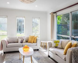 5-Bedroom Gem - Parking - Sandringham-Mount Eden - Auckland - Living room