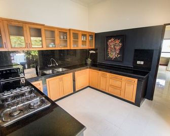 3 BR luxury beachfront with private pool - Kubutambahan - Kitchen