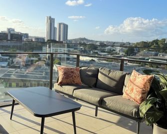 Luxury Stay With City View - Free Parking,Pool,Wifi - Brisbane - Balcony