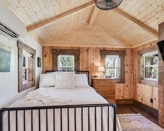 Garden Nest: A Peaceful Sanctuary Close to Downtown Hendersonville! - Hendersonville - Bedroom
