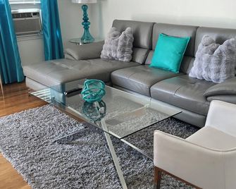 Charming 2-bedroom cottage with AC, WiFi in serene Barnstable - Barnstable - Living room