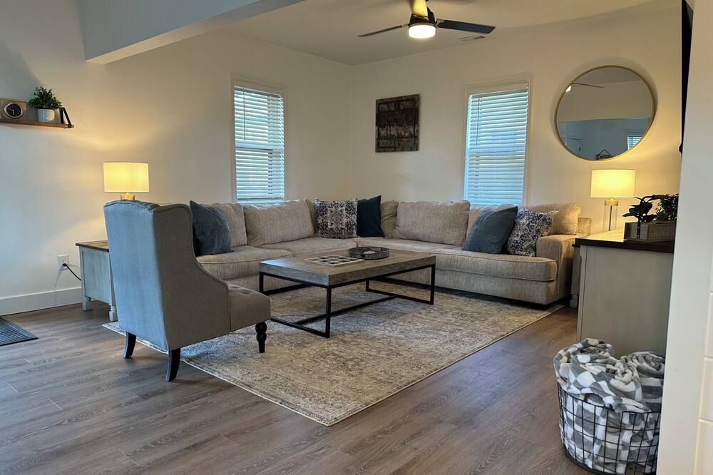 Hot Tub: 3 Bed 1.5 Bath - Step Free Entry- Sleeps 6-New Remodel-Comfy Furniture