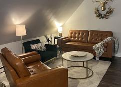 Saco Riverside Apt Modern & Cozy 3 bedroom 3rd flr - Conway - Living room