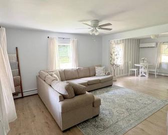 3-bedroom house in pleasant Ellsworth with AC, WiFi. Enjoy a cozy stay - Ellsworth - Pokój dzienny