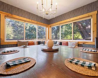 Cozy retreat on private estate with Hot Tub - Lancaster - Dining room