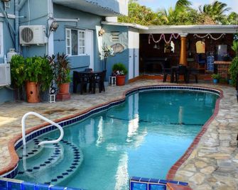 Sandra Tours - Noord - Piscina