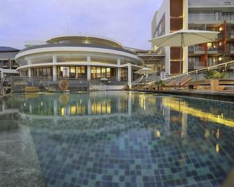 بيسونا ألام ريزورت آند سبا - بونكاك - حوض السباحة