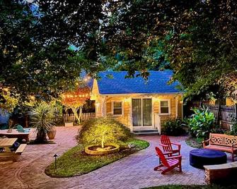 The Cozy Yellow Cottage in Dilworth - Charlotte - Patio