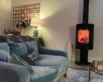 Luxury Central Hale living - Altrincham - Living room