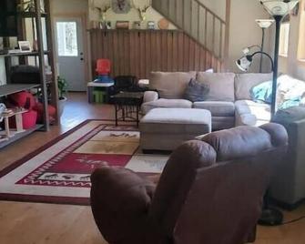 Spacious 4 BR Home near GNP\n\n - Martin City - Living room