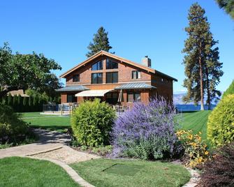 Beautiful Lakefront Property in Naramata, British Columbia, Canada - Naramata - Building