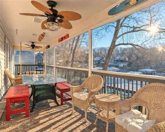 Great family retreat! Lakefront, 4bed/2Ba, quiet cove & private dock. - Eldon - Balcón