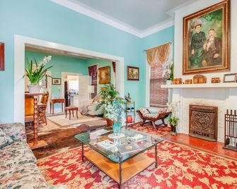 Apt #4 - Charming Apt near Riverwalk, Pearl Brewery, Trinity & Ft. same - San Antonio - Living room