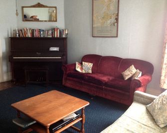 Lovely Suite with Private Bathroom in Blue Mountain Lake, New York - Blue Mountain Lake - Living room