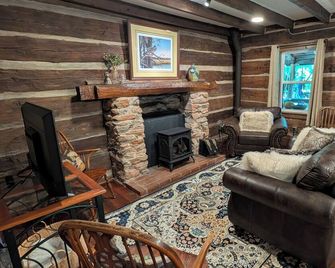 Duncan-Logan Frontier Cabin Now 2-Bedrooms - Rutherfordton - Living room