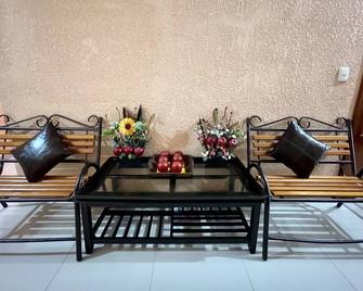 Hotel Garcias Suites - Linares - Living room