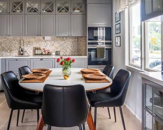 Lovely house close to Stockholm City for the Big Family - Estocolmo - Comedor