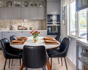 Lovely house close to Stockholm City for the Big Family - שטוקהולם - חדר אוכל