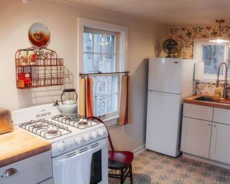 Carpenter’s Cottage-Cozy Historic Retreat on 72 Acres+ Water - Portage - Kuchyň