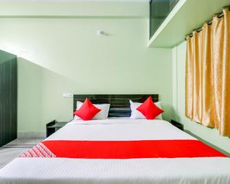 Super Hotel O M Palace - Cuttack - Bedroom