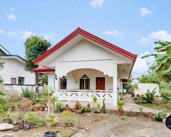 A 5-minute walk fromseashore perfect for scuba diving and any water activity. - Loon