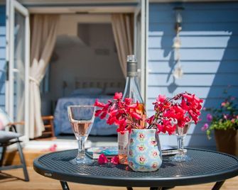 Coastal cottage with sea views, lovely village location, 2 mins from seafront. - Cowes - Pátio