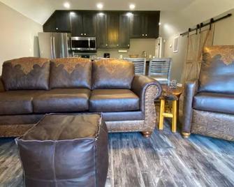 Charming Barndo Loft in Kernersville with WiFi and AC - Kernersville - Living room
