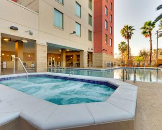 Drury Inn & Suites near Universal Orlando Resort - Orlando - Pileta