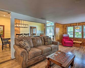 Pet-Friendly Home with Views of Lake Delavan! - Delavan - Huiskamer