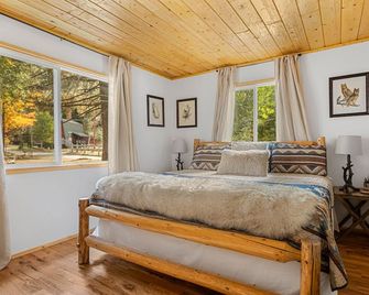 Check out our reviews and stay! Eagle Cabin 1 Story, Forest trails, Pets OK! - Green Valley Lake - Bedroom