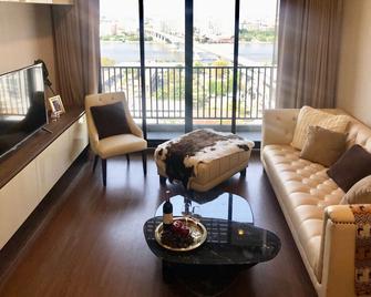 Luxurious room river view+1min Skytrain+Wifi Entire place for 4-5 people. - Bangkok - Living room